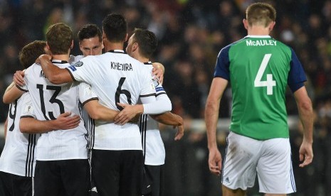 Para pemain Jerman merayakan gol Julian Draxler pada laga kualifikasi Piala Dunia 2018 lawan Irlandia Utara, di HDI Arena in Hanover, Rabu (12/10). Jerman menang 2-0.