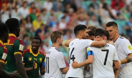 Para pemain Jerman merayakan gol Karem Demirbay (tidak terlihat) pada laga Piala Konfederasi 2017 lawan Kamerun, di Sochi, Rusia, Ahad (25/6). Jerman menang 3-1.