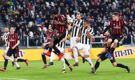 Para pemain Juventus dan AC Milan beraksi pada lanjutan Liga Italia Serie A di Stadion Allianz, Turin, Italia, Ahad (1/4) dini hari WIB. 