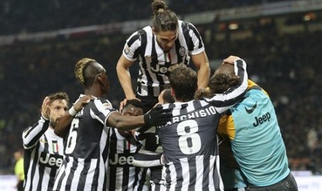 Para pemain Juventus merayakan gol.