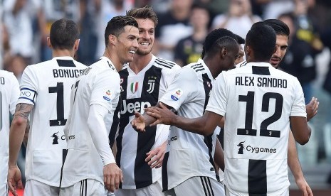 Para pemain Juventus merayakan gol ke gawang Fiorentina.