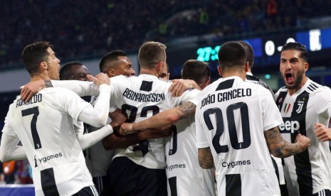 Para pemain Juventus merayakan gol ke gawang Napoli.