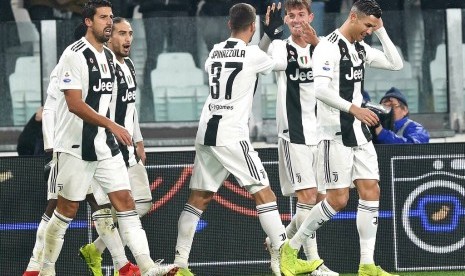 Para pemain Juventus merayakan gol ke gawang Parma pada laga Serie A di Turin, Ahad (3/2) dini hari WIB. Laga berakhir imbang 3-3.