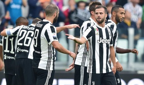 Para pemain Juventus merayakan gol pertama ke gawang Chievo pada laga Serie A di Stadion Allianz, Sabtu (9/9). Juve menang 3-0.