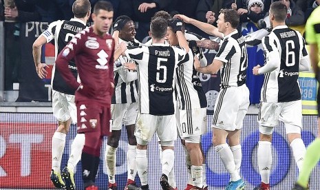 Para pemain Juventus memberikan selamat kepada Mario Mandzukic yang membobol gawang Torino untuk mengantar Juventus lolos ke semifinal Coppa Italia, Kamis (4/1) dini hari WIB. Juventus mengalahkan rival sekotanya, Torino, 2-0 pada laga perempat final.