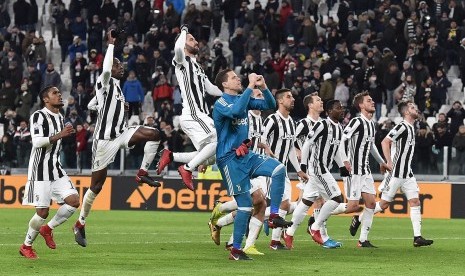 Para pemain Juventus merayakan keberhasilan lolos ke semifinal Coppa Italia, Kamis (4/1) dini hari WIB. Juventus mengalahkan rival sekotanya, Torino, 2-0 pada laga perempat final.