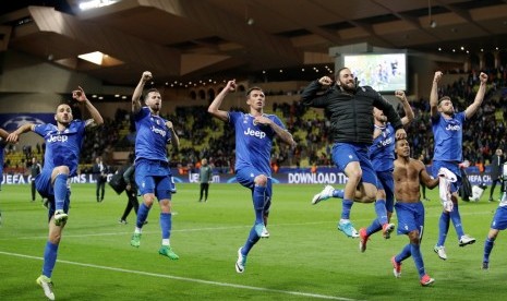 Para pemain Juventus merayakan kemenangan 2-0 atas AS Monaco pada leg pertama semifinal Liga Champions, Kamis (4/5).