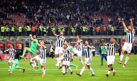 Para pemain Juventus merayakan kemenangan 3-2 atas Inter Milan pada laga Serie A di Giuseppe Meazza, Ahad (29/4) dini hari WIB.