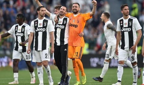 Para pemain Juventus merayakan kemenangan atas Fiorentina sekaligus keberhasilan menjadi juara Seri A Italia 2018/2019.