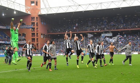 Para pemain Juventus merayakan kemenangan laga Serie A atas Sampdoria di Luigi Ferraris, Ahad (19/3). Juve menang 1-0.