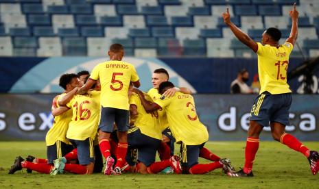 Para pemain Kolombia merayakan gol ke gawang Ekuador pada laga perdana Grup A Copa America 2021 di Cuiba, Brasil, Senin (14/6).