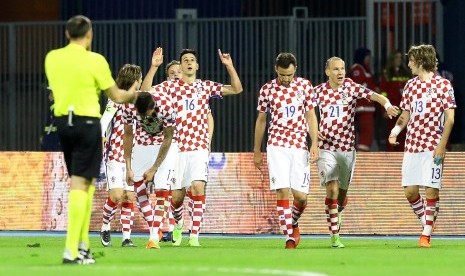 Para pemain Kroasia merayakan gol Nicola Kalinic (tengah) pada laga Kualifikasi Piala Dunia 2018 lawan Ukraina di Zagreb, Jumat (24/3). Kroasia menang 1-0.