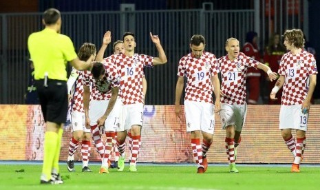 Para pemain Kroasia merayakan gol Nicola Kalinic (tengah) pada laga Kualifikasi Piala Dunia 2018. 