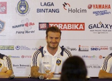 Para pemain LA Galaxy, dari kiri ke kanan: Robby Keane, David Beckham, dan Landon Donavan, dalam jumpa pers di Hotel Ritz Charlton, Kuningan, Jakarta, Senin (28/11).