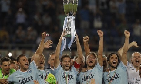 Para pemain Lazio berselebrasi setelah menaklukkan Juventus 3-2 pada laga Piala Super Italia, Senin (14/8) dini hari WIB.