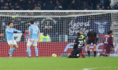 Para pemain Lazio (kiri) melakukan selebrasi di samping para pemain Milan yang bersedih, Rabu (25/1/2023).