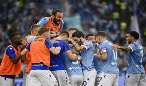 Para pemain Lazio merayakan gol ke gawang AS Roma dalam lanjutan Serie A Liga Italia, Senin (27/9) dini hari WIB.