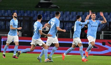 Para pemain Lazio merayakan gol Nicolo Casale ke gawang Fiorentina dalam laga lanjutan Serie A Liga Italia di Stadion Olimpico Roma, Senin (31/1/2023) dini hari WIB. Lazio ditahan imbang Fiorentina 1-1.