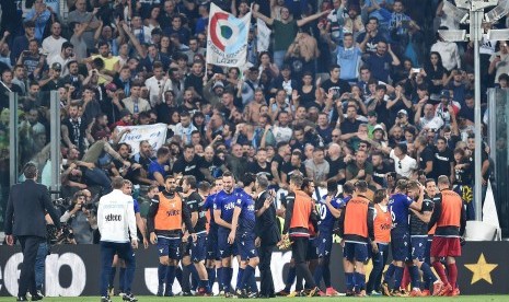 Para pemain Lazio merayakan kemenangan 2-1 atas Juventus, pada lanjutan Liga Italia Serie A di Stadion Juventus, Sabtu (14/10) waktu setempat. 