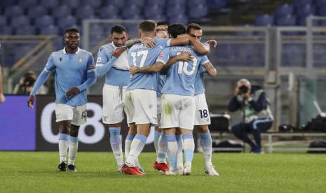 Para pemain Lazio merayakan kemenangan atas Bologna di Stadion Olimpico Roma, Ahad (25/10) dini hari WIB. Lazio menang 2-1 atas Bologna.