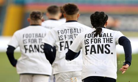 Para pemain Leeds United mengenakan kaus protes anti Liga Super Eropa saat melakukan pemanasan jelang pertandingan sepak bola Liga Inggris antara Leeds United melawan Liverpool di stadion Elland Road di Leeds, Inggris, Selasa (20/4) dini hari WIB.