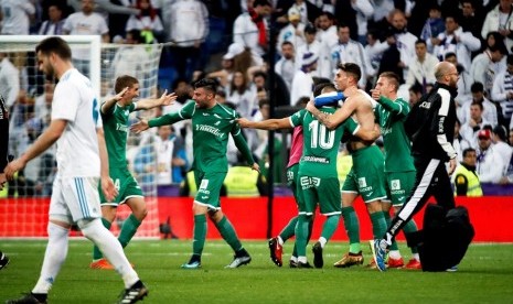 Para pemain Leganes merayakan keberhasilan menyingkirkan Real Madrid dari Copa del Rey. Sementara satu pemain Madrid berjalan tertunduk.