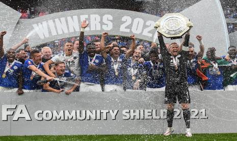 Para pemain Leicester City melakukan selebrasi angkat trofi setelah mengalahkan Manchester City pada laga Community Shield, Ahad (8/8).