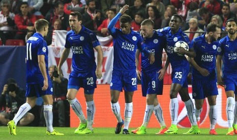 Para pemain Leicester City merayakan gol Jamie Vardy ke gawang Sevilla.