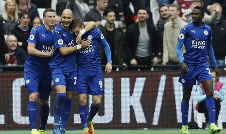 Para pemain Leicester City merayakan gol Jamie Vardy (ketiga kiri) ke gawang West Ham pada laga Liga Primer di stadion London, Sabtu (18/3). Leicester menang 3-2.