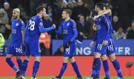 Para pemain Leicester City merayakan gol ke gawang Manchester United.