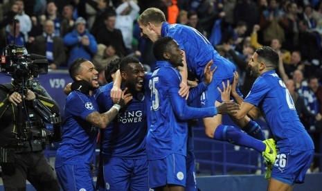 Para pemain Leicester City merayakan gol Wes Morgan ke gawang Sevilla, Rabu (15/3) dini hari WIB. Leicester lolos dengan agregat 3-2 setelah mengalahkan Sevilla 2-0 pada leg kedua.