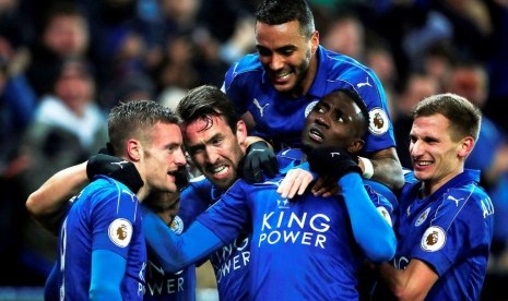 Para pemain Leicester City merayakan gol yang dicetak Jamie Vardy (kiri) ke gawang Liverpool.