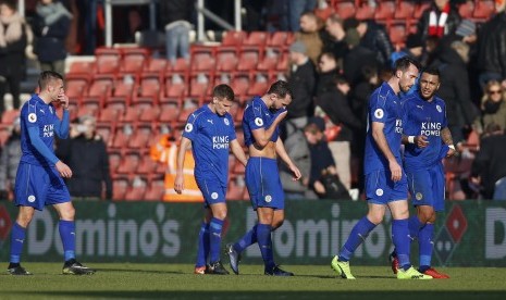 Para pemain Leicester tertunduk saat berjalan ke luar lapangan stadion St Mary's setelah kalah dari Southampton, 0-3 pada Ahad (22/1). Leicester semakin mendekat dengan zona degradasi. 