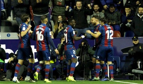 Para pemain Levante merayakan gol ke gawang Barcelona.