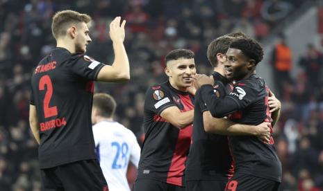 Para pemain Leverkusen melakukan selebrasi setelah mencetak gol keunggulan 3-0 selama pertandingan sepak bola Grup H Liga Eropa antara Bayer 04 Leverkusen dan Molde FK di Leverkusen, Jerman, Jumat (15/2023) dini hari WIB. 