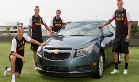 Para pemain Liverpool FC (kiri ke kanan) Joe Cole, Daniel Agger, Jamie Carragher dan Martin Skrtel di Boston, Massachusetts berpose bersama Chevrolet Cruze (General Motors)