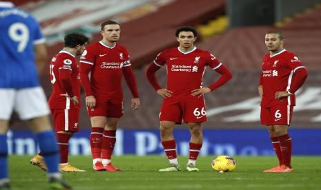 Para pemain Liverpool (ki-ka) Jordan Henderson, TA Arnold, dan Thiago Alcantara berjajar ketika akan mengambil tendangan bebas ketika menjamu Brighton Hove & Albion dalam lanjutan Liga Primer Inggris, Kamis (4/2).