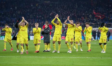 Para pemain Liverpool memberikan penghormatan kepada pendukung mereka setelah mengalahkan AC Milan pada laga terakhir Grup B Liga Champions, Liverpool menyapu bersih seluruh laga fase grup Liga Champions musim 2021/2022.