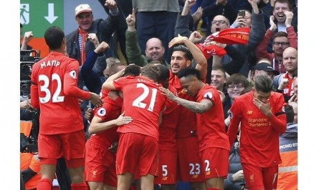 Para pemain Liverpool mengerubungi Divock Origi yang mencetak gol ke gawang Everton di Anfield, Sabtu (1/4).