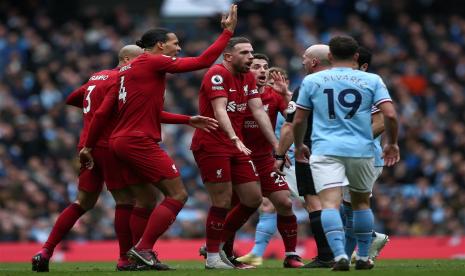 Para pemain Liverpool mengerubungi wasit SImon Hooper karena tidak mengkartu merah Rodri yang membuat dua pelanggaran berturut-turut.