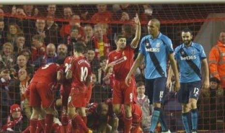 Para pemain Liverpool mengerubuti Glen Johnson yang terkapar cedera usai mencetak gol kemenangan the Reds atas Stoke City, Sabtu (29/11).