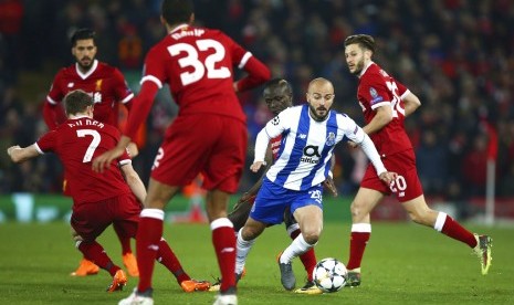 Para pemain Liverpool menjaga gelandang Porto, Andre (tengah) pada pertandingan leg kedua 16 besar Liga Champions, Rabu (7/3) dini hari WIB.