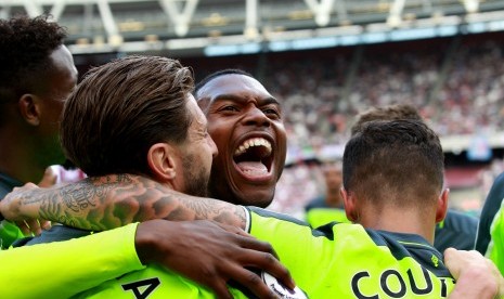 Para pemain Liverpool merayakan gol Daniel Sturridge (tengah) ke gawang West Ham United pada laga Liga Primer di Stadion Olimpiade, London, Ahad (14/5). Liverpool menang 4-0.