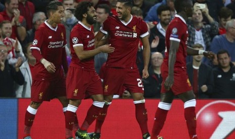 Para pemain Liverpool merayakan gol Emre Can (kedua kanan) ke gawang Hoffenheim pada leg kedua play-off Liga Champions, Kamis (24/8) dini hari WIB.