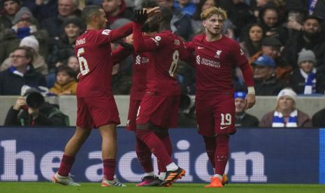 Para pemain Liverpool merayakan gol Harvey Elliott dalam pertandingan babak keempat Piala FA melawan Brighton and Hove Albion di Stadion Falmer, Brighton, Ahad (29/1/2023).