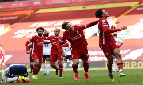 Bek Liverpool, Trent Alexander-Arnold (kanan), berpeluang memperkuat Timnas Inggris di Euro 2020 (Piala Eropa) UEFA.