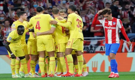 Para pemain Liverpool merayakan gol ke gawang Atletico Madrid pada pertandingan lanjutan Liga Champion di  Stadion Wanda Metropolitano, Rabu (20/10) dini hari.