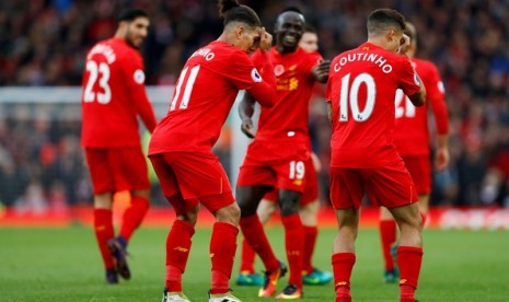 Para pemain Liverpool merayakan gol ke gawang Watford.