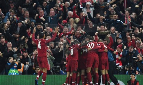 Para pemain Liverpool merayakan gol keempat dalam pertandingan lawan Barcelona FC di Anfield, Liverpool, Rabu (8/5) dini hari WIB