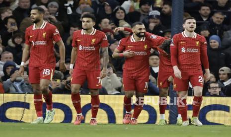 Para pemain Liverpool merayakan gol Mohamed Salah (tengah) ke gawang Tottenham Hotspur dalam lanjutan Liga Primer Inggris, Senin (23/12/2024) dini hari WIB.